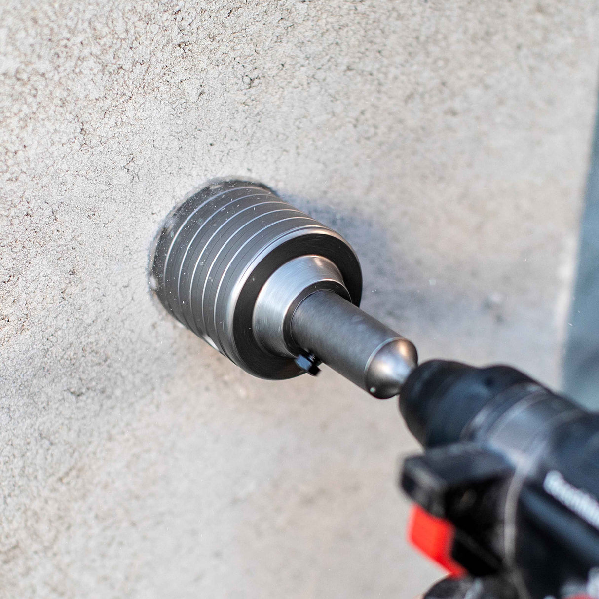 Bohrkrone für Bohrhammer Durchmesser 30 - 160 mm mit SDS-Max Aufnahmeschaft im Einsatz in Betonwand.